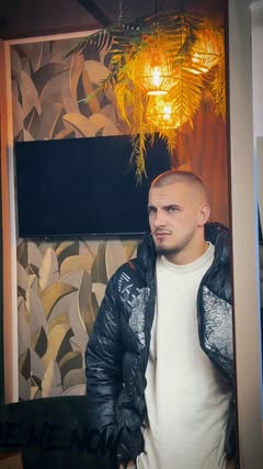 Клиент в салона под ратановите лампи